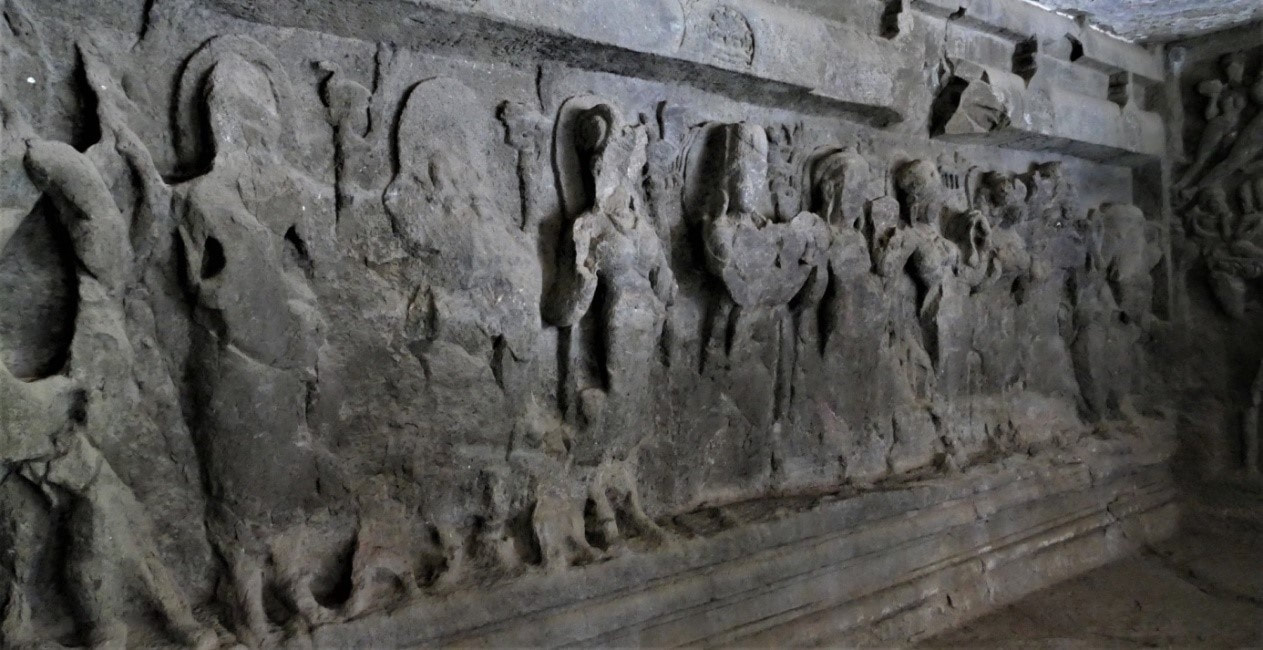 Bild 2: Elephanta – fast verlorenes Sapta Matrika Relief am Ost-Schrein im Mahesha Tempel