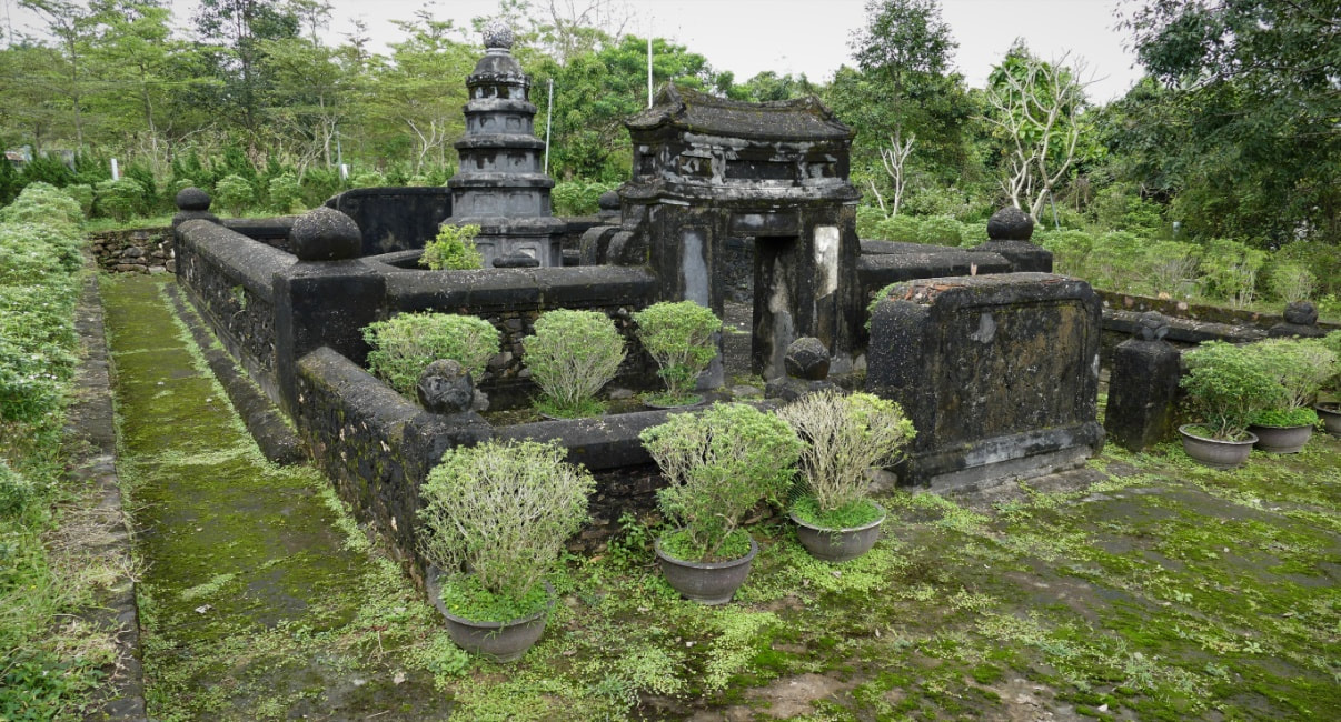 Bild 1.2: Grabmal vom Zen-Meister Nguyen Thieu (Südost-Ansicht)