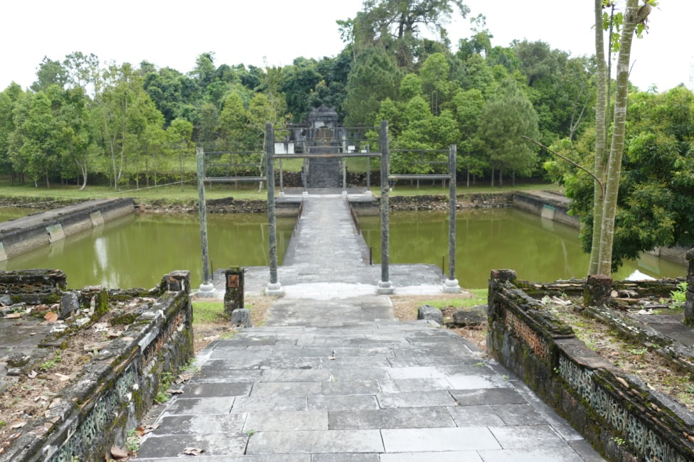 Bild 2.3: Königsgrab Thieu Tri – Blick über den Teich zum Grab 