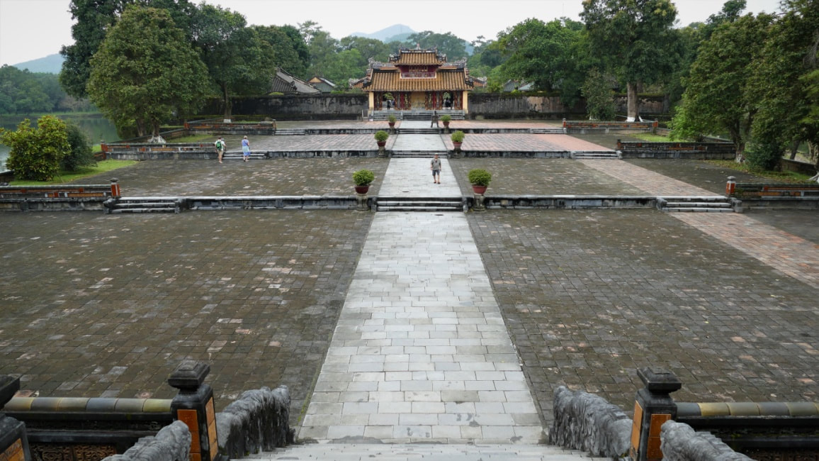 Bild 3.3: Königsgrab Minh Mang – Hof und Torbau 