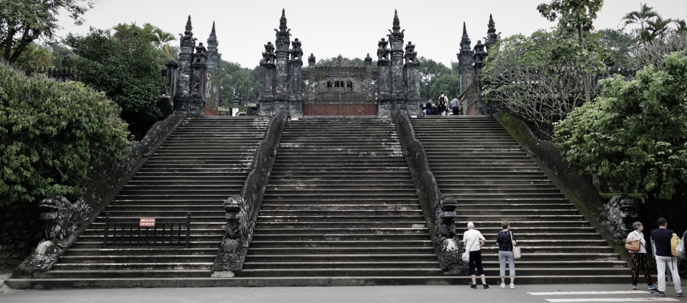 Bild 4.1: Königsgrab Khai Dinh – Treppe zum Ehrenhof