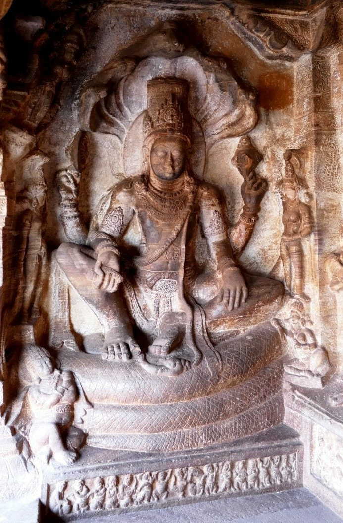 BADAMI Höhle III West-Veranda: ↑ Vishnu auf der Weltenschlange Shesha