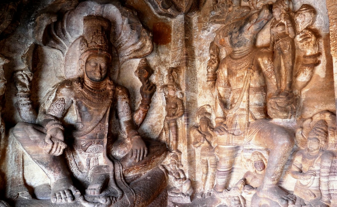 BADAMI Höhle III West-Veranda: ↑ Vishnu auf der Weltenschlange Shesha und ↑ Vishnu Varaha