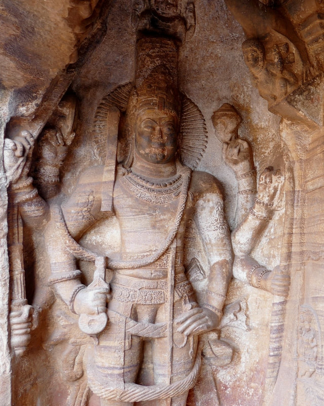 BADAMI Höhle III: Vishnu mit acht Armen