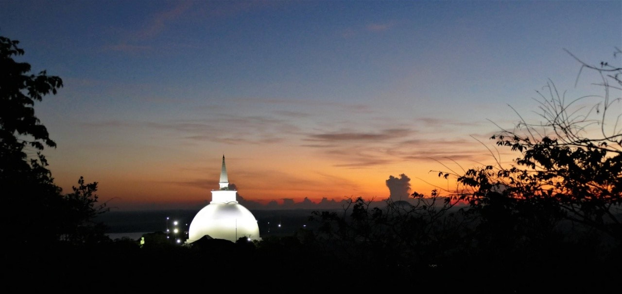 Morgenrot mit Blick auf die Maha Seya Dagoba Mihintale 