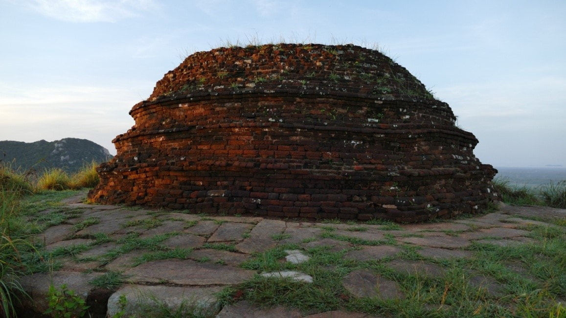 Stupa auf der Felsenkuppe der Eth Pagoda