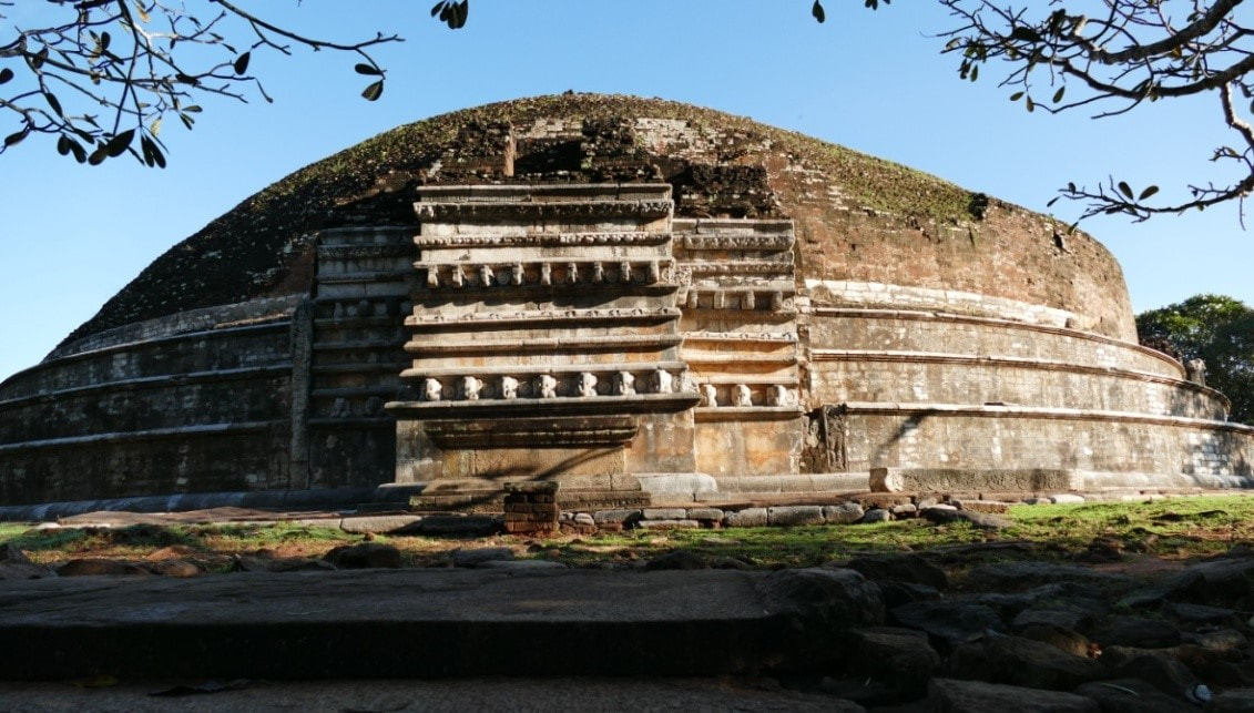 Kantaka Cheytya Dagoba mit Vahalkada Ost und Naga-Relief 