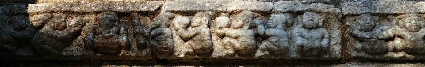 Reliefband mit Ganas  und Gott Ganesha (dritte Figur von links)