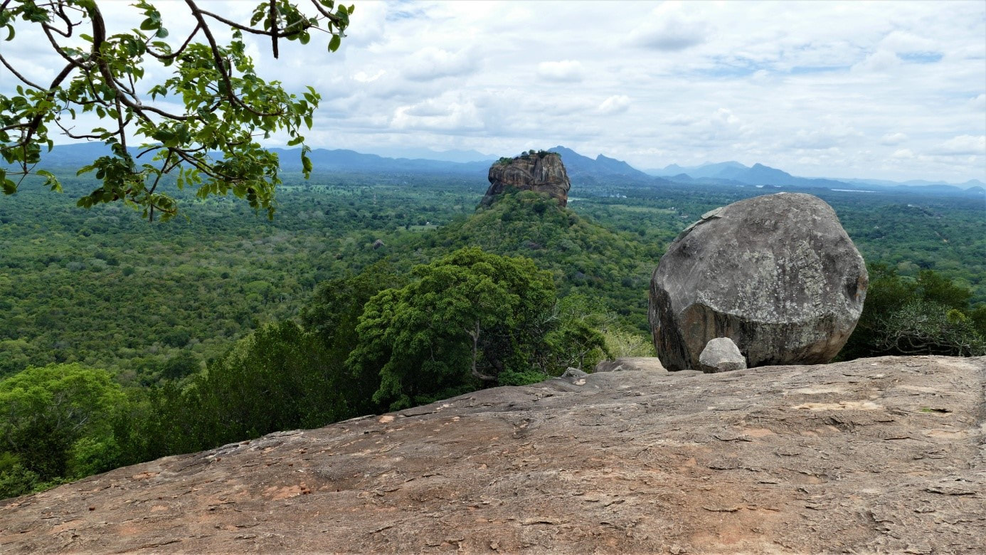 Pidurangala Rock (Vordergrund) und Sigiriya Rock (Bildmitte)
