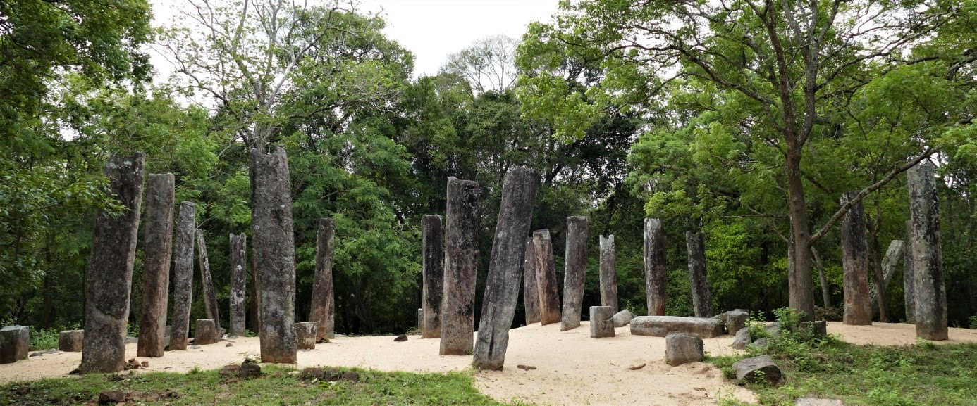 Pidurangala – nicht bezeichnetes Gebäude mit sehr hohen Säulen