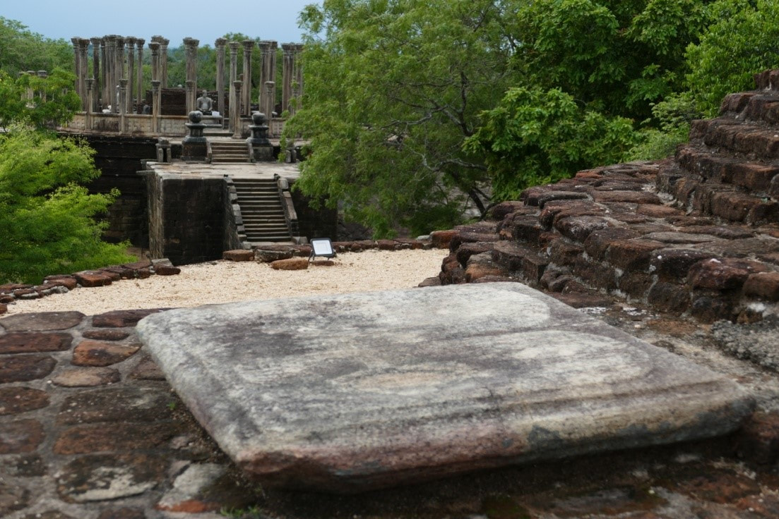Bild 12: Medirigiriya – Blick vom Stupa mit Sri Pada zur Vatadage 
