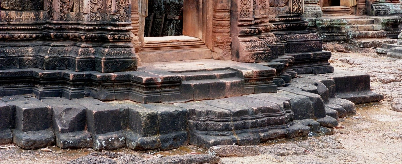 Banteay Srei Tempel: Stufen an der Tür zu einem Prasat