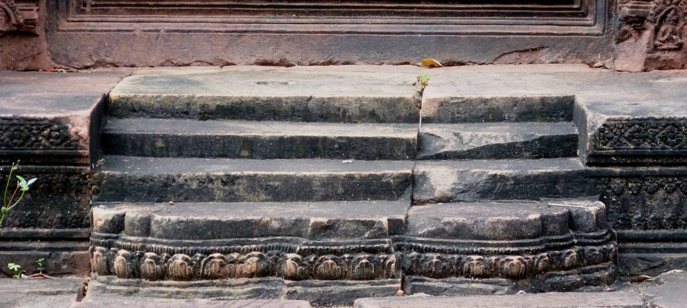 Banteay Srei Tempel: Stufen an einer Scheintür