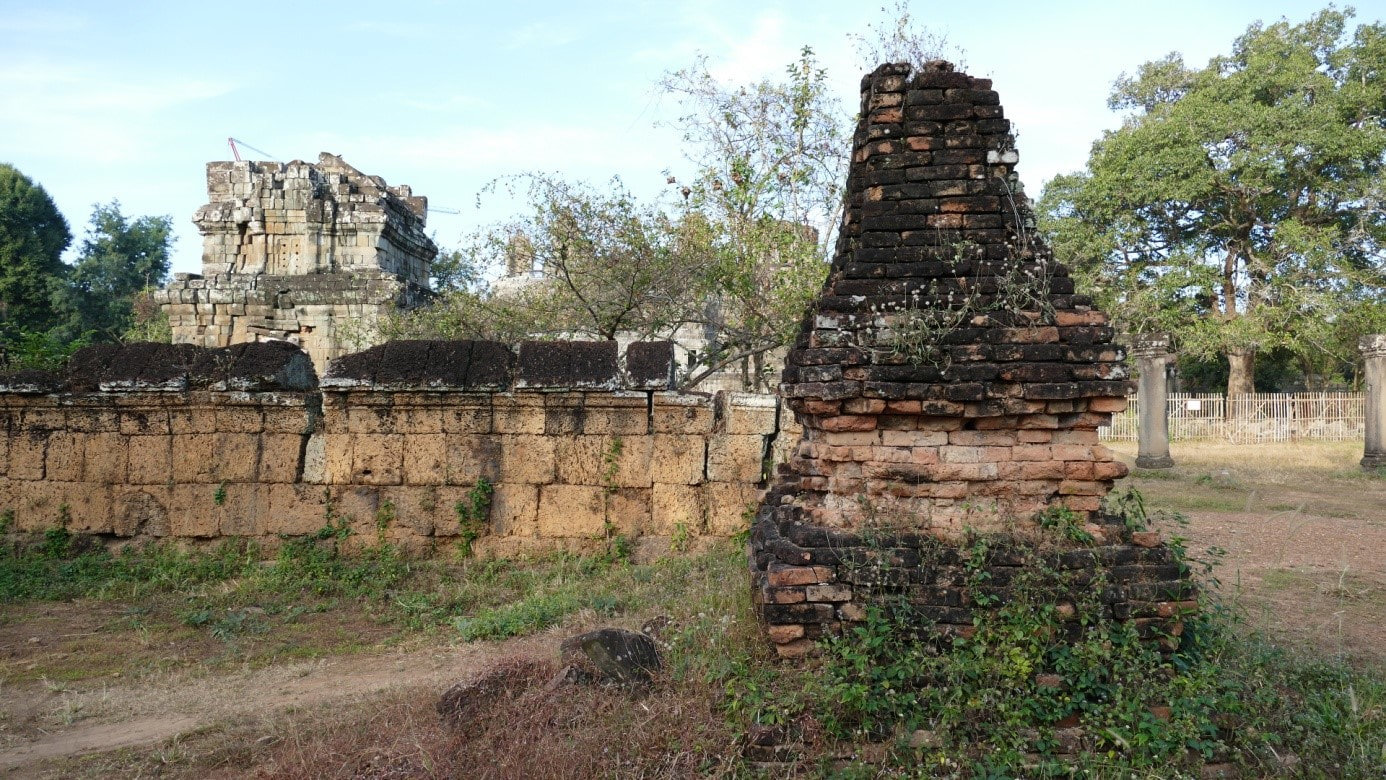 Ziegelsteinbau in Stupa-Form vor der Außenmauer des Phnom Bakheng (Ost-Zugang)