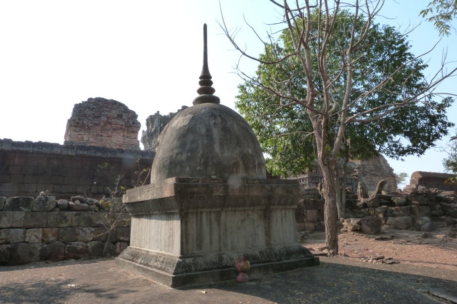 Stupa vor dem älteren Phnom Krom Tempel südlich von Siem Reap