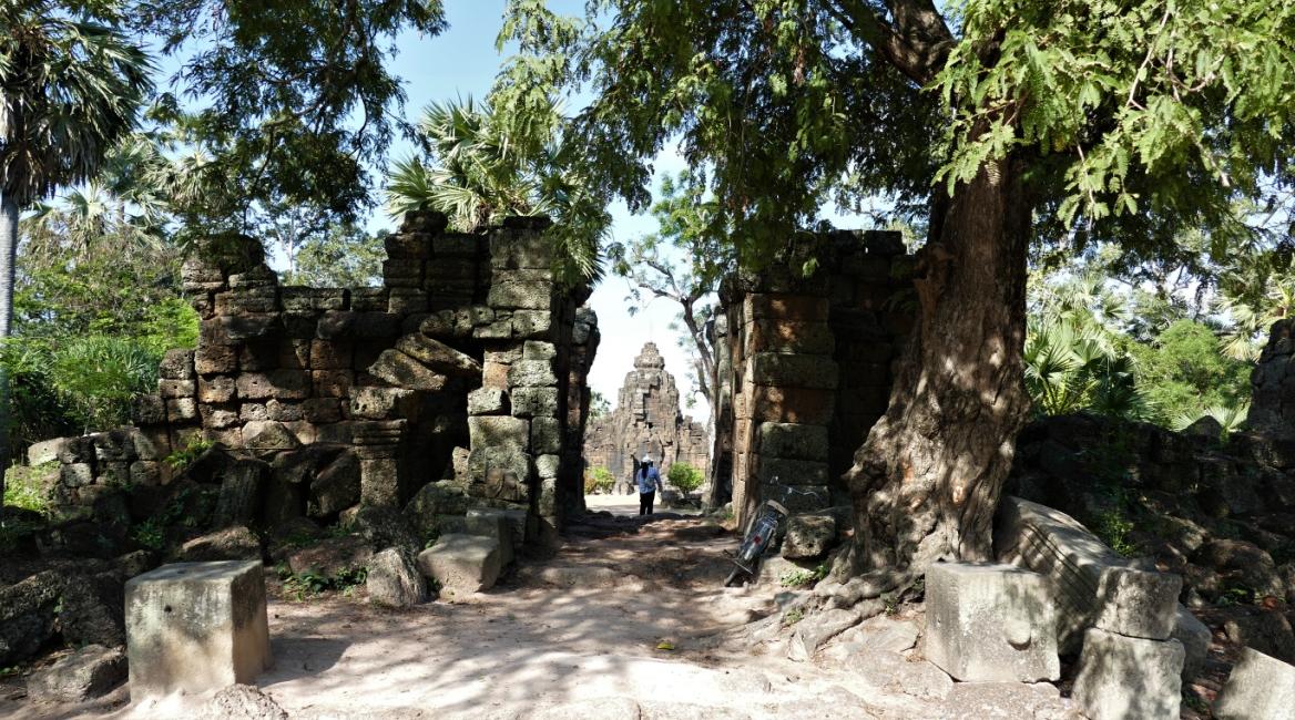 Bild 1: Ta Prohm Tempel, Ost-Gopuram (Außenansicht) und Haupttempel