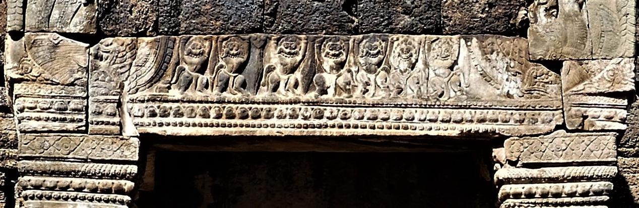 Bild 2.6: Ta Prohm Tempel, West-Gopuram Tympanum mit Löwenregister