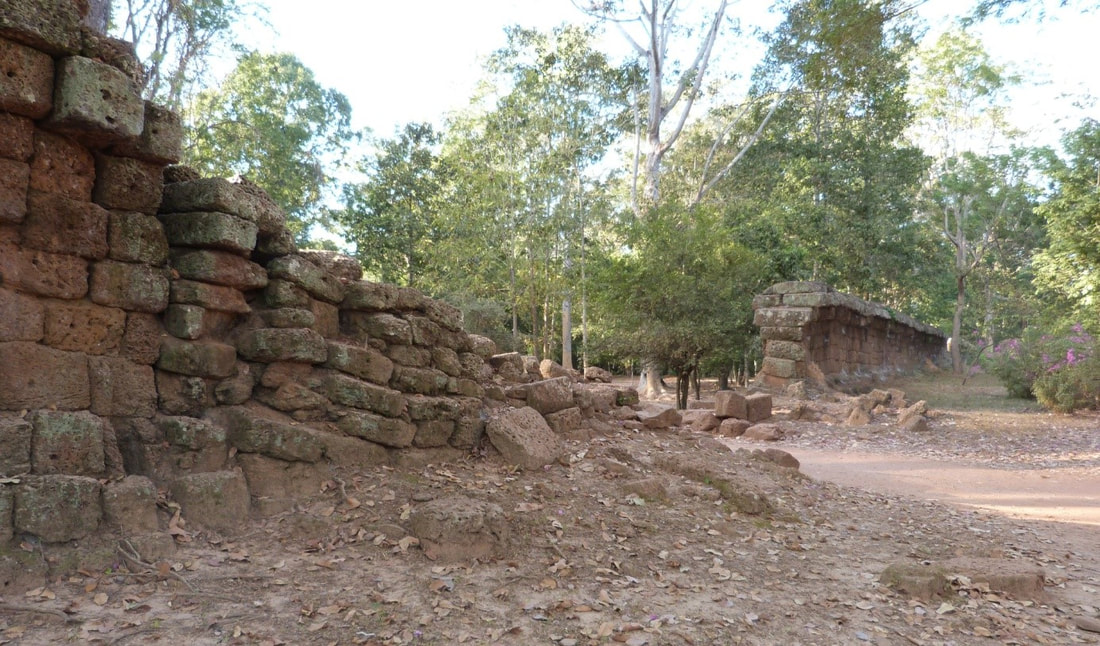 willkürlicher Mauerdurchbruch in Ostmauer des Angkor Wat Areals