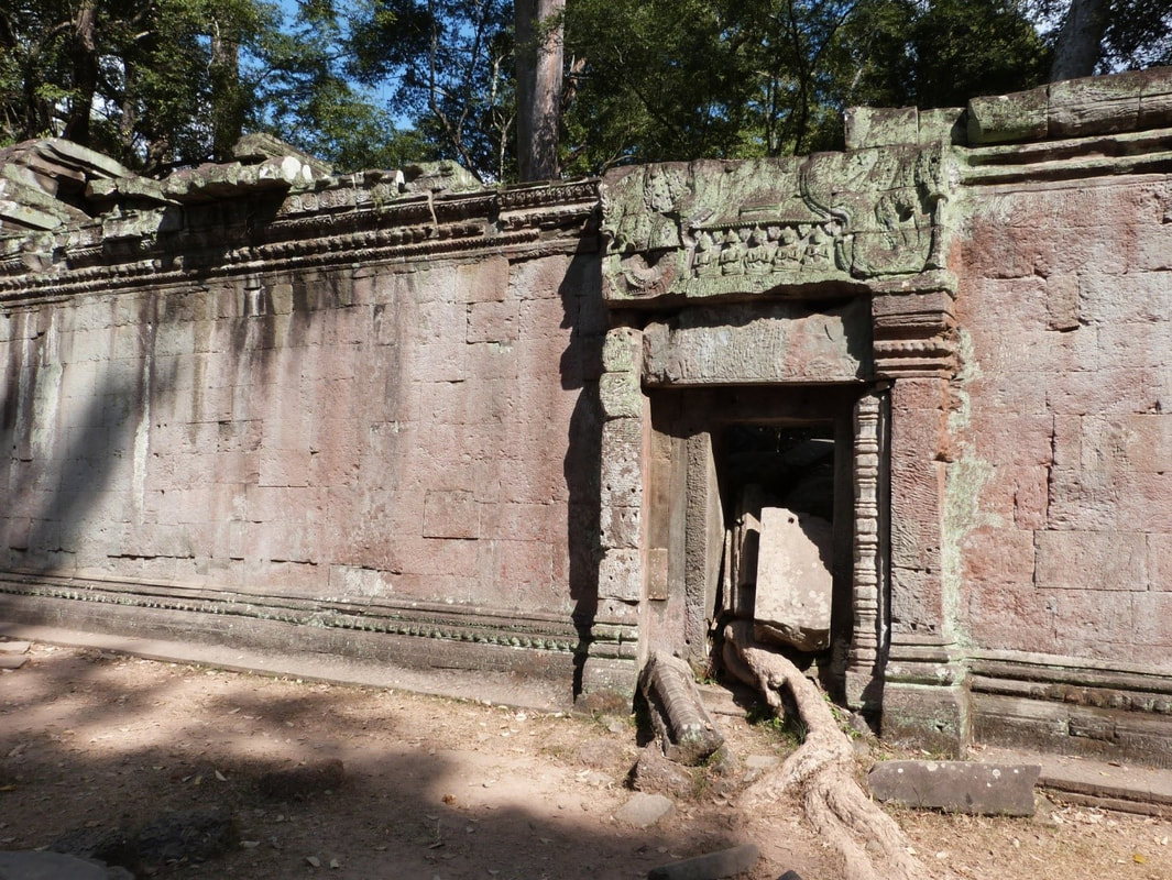 Dritter verzierter Mauerring mit Zugang zur Innengalerie von Ta Prohm in Angkor
