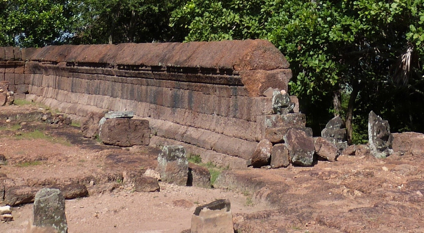 Tempelmauer von Phnom Krom