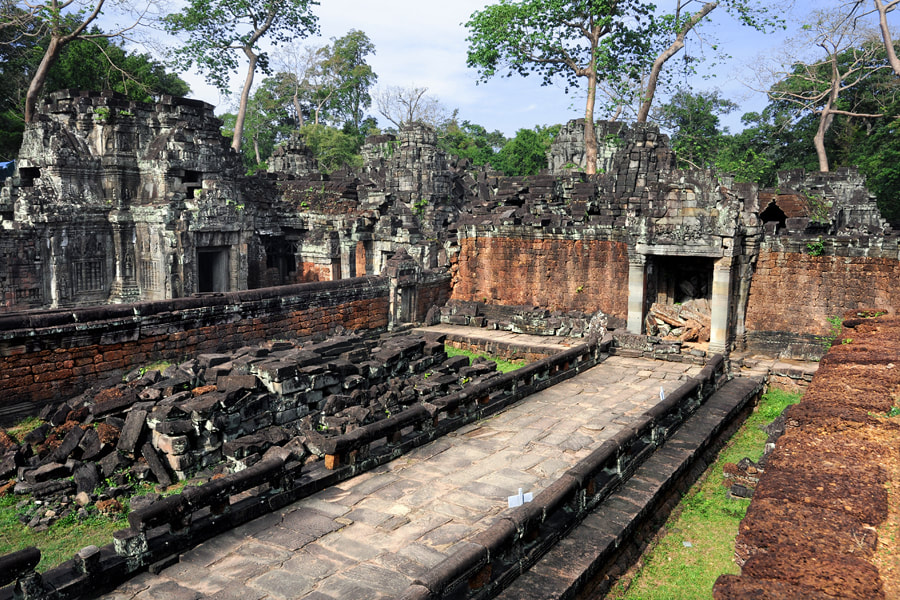 view from the ceremonial terrace to the temple proper of Preah Khan