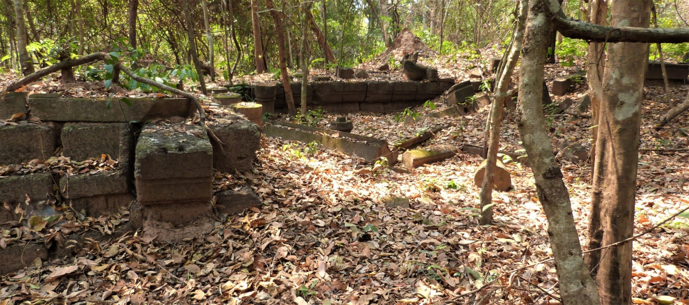 Bild 2: Toab Chey Thom Tempel – Außenbereich, Mauerstrukturen
