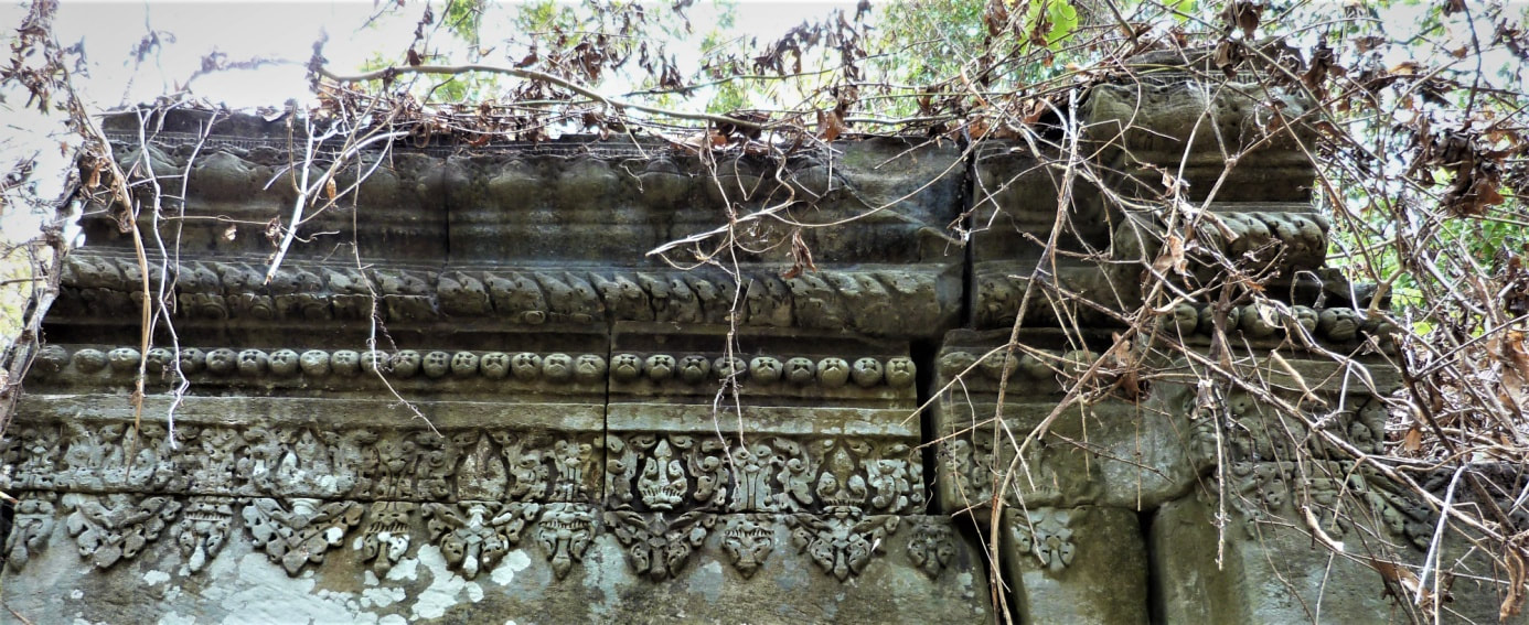 Bild 8: Toab Chey Tom Tempel – Dekoration am östlichen Torbau