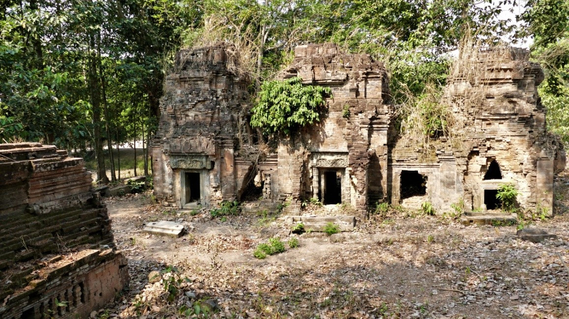 Tomnob Anlong Kravil Tempel – Ostansicht mit Verbindungskammern