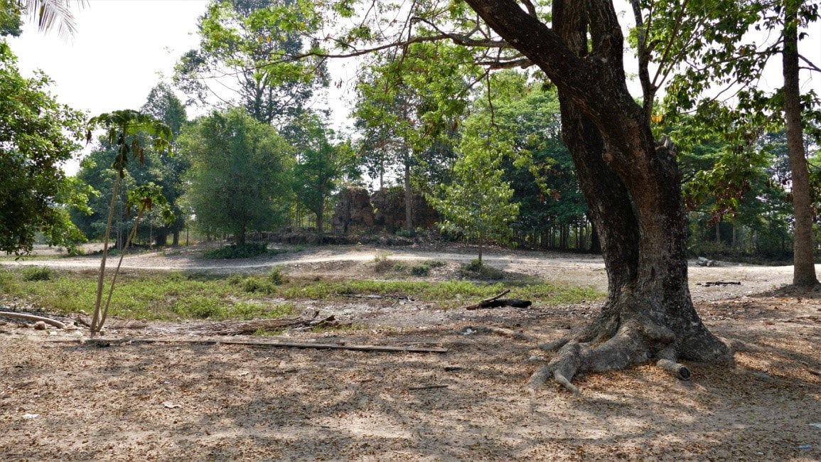 Tomnob Anlong Kravil Tempel – Wassergraben und Tempel, Ansicht von Nordwest