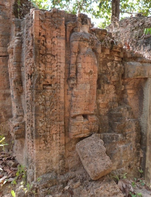 ungewöhnliche Skulptur als Mauerschmuck von Trapeang Roun