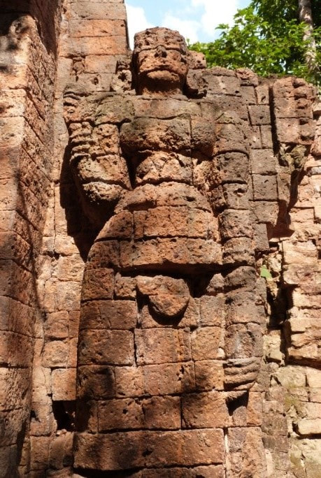 lebensgroße Skulptur an Außenmauer con Trapeang Roun bei Roluos