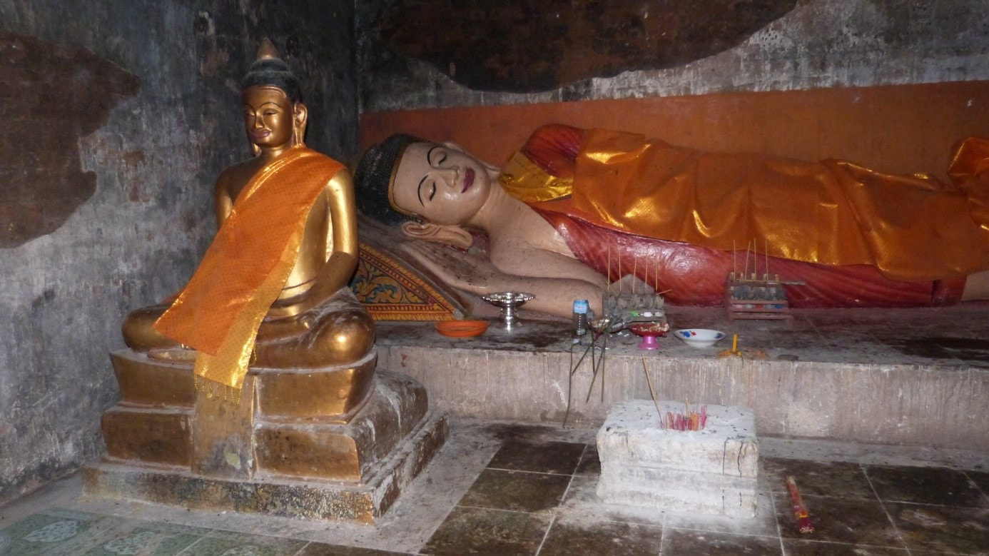 Prasat Chedei – Cella mit ruhenden Buddha vor Eintritt in das P