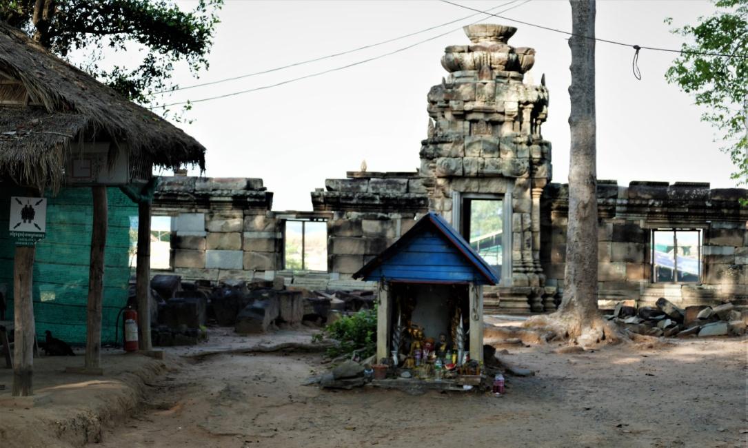 West Mebon Tempel: Ost-Mauer und Mittelturm (Ost-Ansicht)