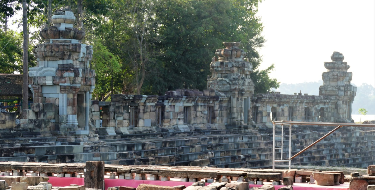 West Mebon Tempel: Ostmauer mit drei Türmen (Innenseite)