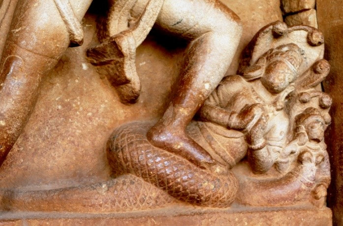 Naga (Deckenrelief) & Naga-Paar – Durga-Tempel, Aihole (Karnataka) Indien