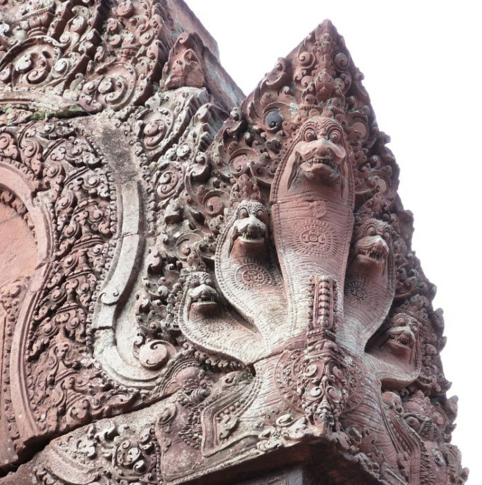 Naga-Akroterium an Tympanum im Banteay Srei Tempel   Naga-Balustrade – Prasat Preah Vihear