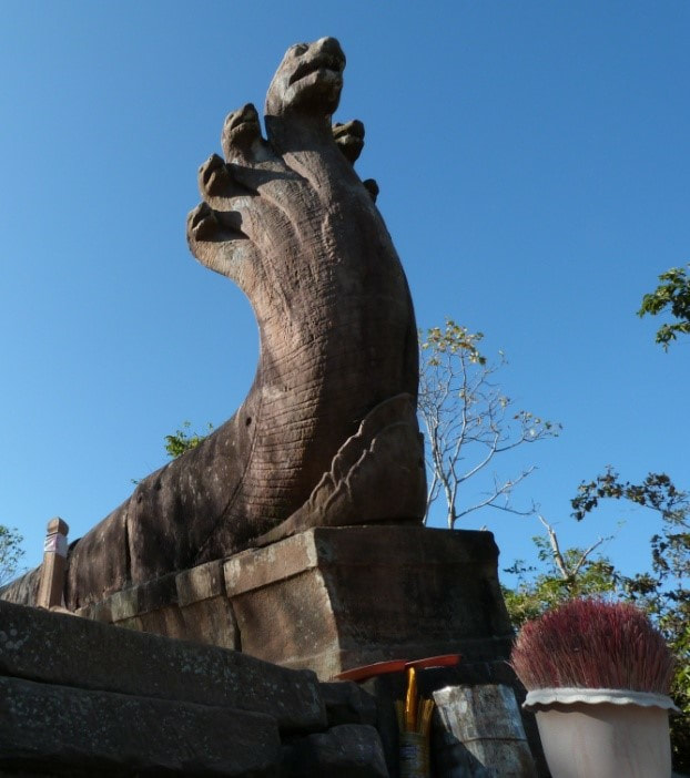 Naga-Akroterium an Tympanum im Banteay Srei Tempel   Naga-Balustrade – Prasat Preah Vihear